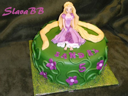 Torta "Princezná na vlásku - Rapunzel pre Sandru" cesto: vanilkové plnka: čokoládová  ovocie: jahody váha: 3,4 kg 